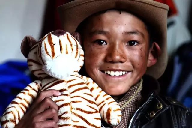 他有无数的旅行故事，还在拉萨开了家书店，收藏了上万部文艺电影