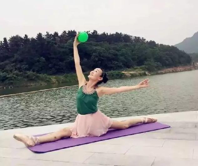 60多岁阿姨像小姐姐,六十岁阿姨像18岁小哥