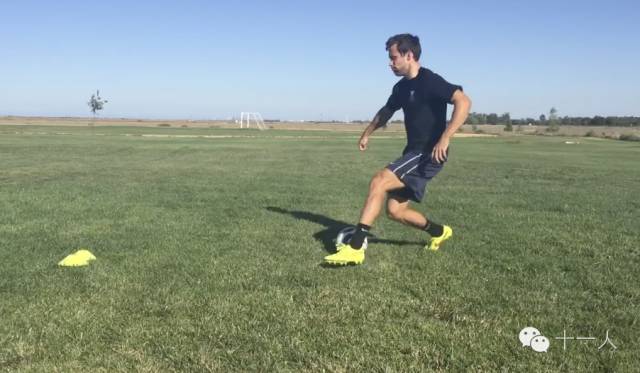 足球技巧8种过人教学,足球左扣右拨变向运球过人