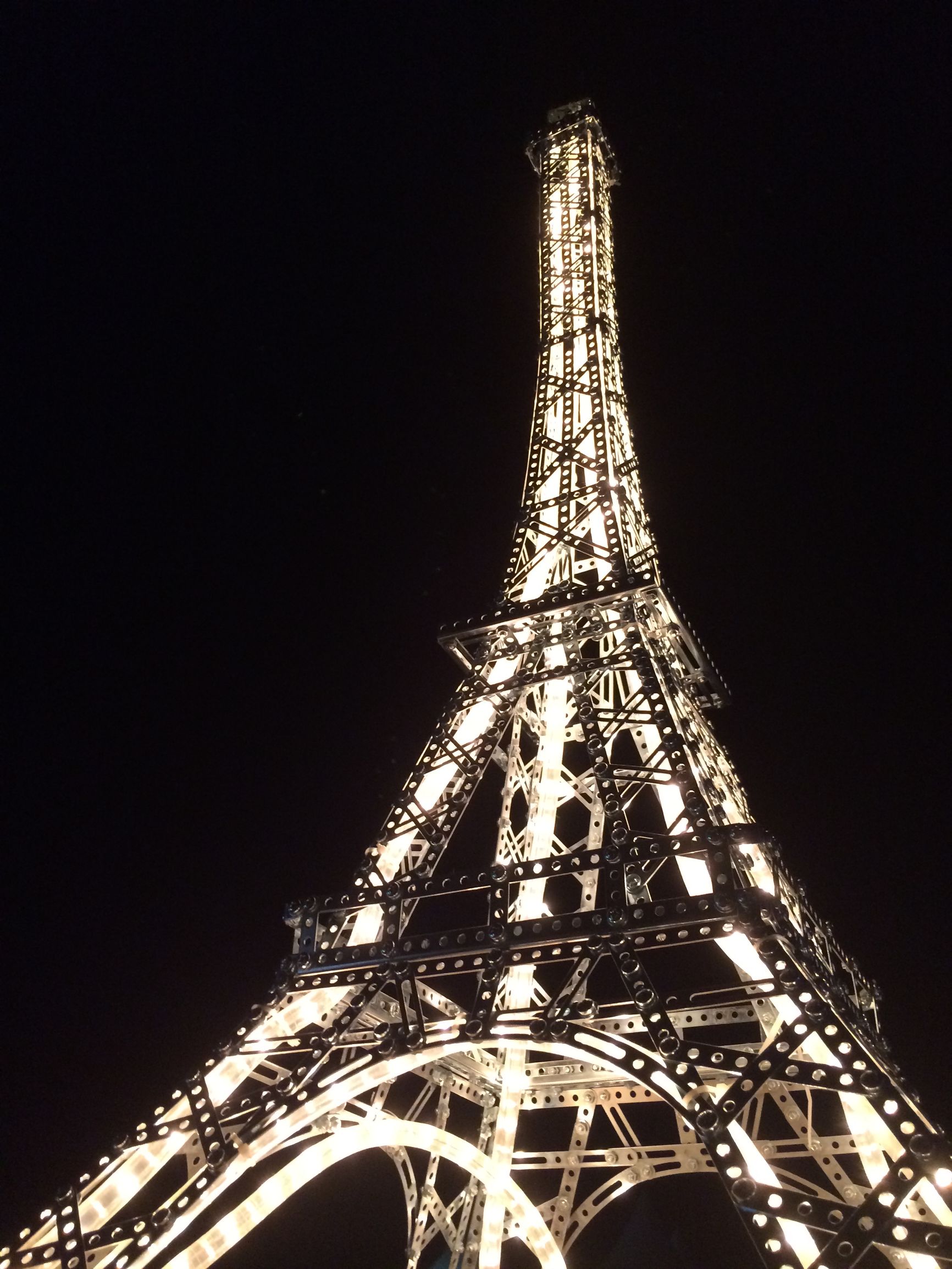 埃菲尔铁塔是怎样建成,埃菲尔铁塔怎么建成的