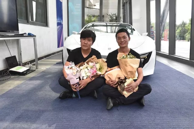 5名本科生，每天只睡6小时，1辆电动轿跑真车，惊艳全场