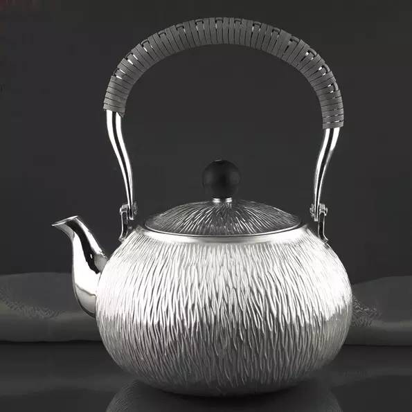 银壶和铁壶烧水泡茶区别,用银壶煮水好还是用银壶泡茶好