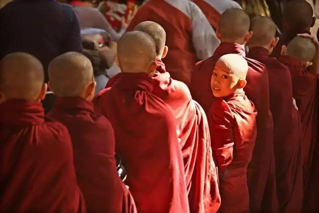 他有无数的旅行故事，还在拉萨开了家书店，收藏了上万部文艺电影