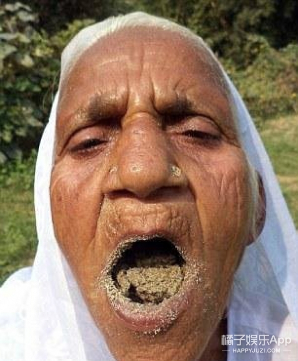 「HolyShit」吃沙成瘾！78岁老太15岁开始吃沙子，一吃就是63年！