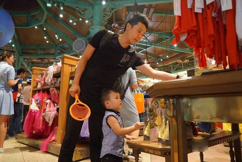 迪士尼雨中表演,上海迪士尼乐园雨中