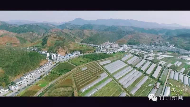 哈了哇，坐在云端往下看，这竟然是竹山啊！