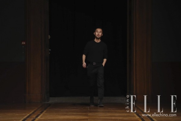 寰堟悶绗戠殑浜轰竴鐪嬪埌灏辩瑧,鐪嬭捣鏉ュ緢鎼炵瑧鐨勫鍥戒汉