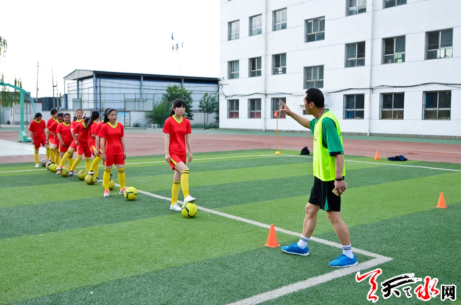 中国女足铿锵小玫瑰,铿锵玫瑰足球小将