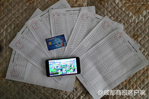 成都8岁女孩玩手机,女孩用妈妈手机玩游戏后续