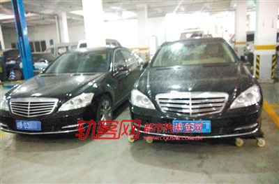 一百多万的奔驰被克隆“孪生兄弟”停在斜对面