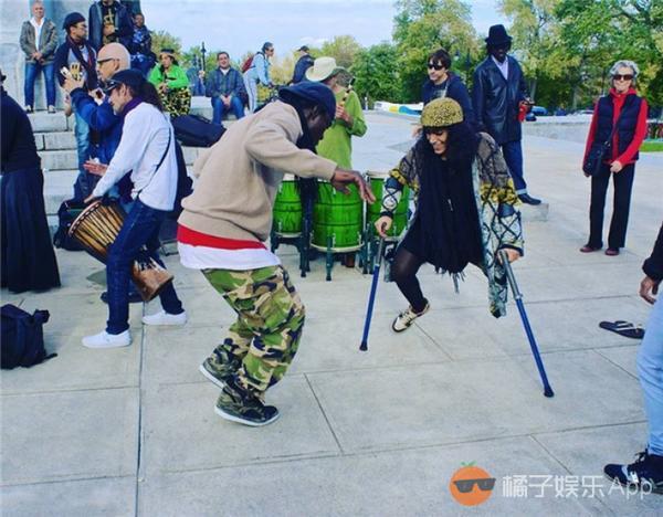 他用一条腿征服了全场观众,一只腿跳街舞震惊全场