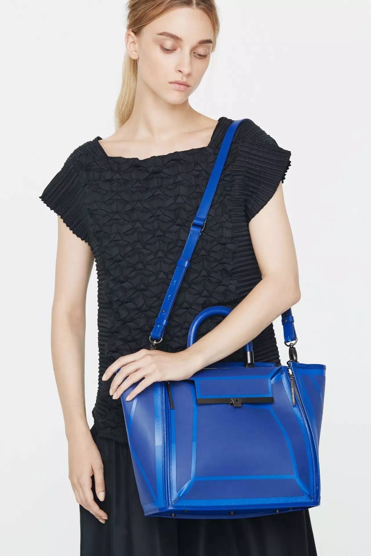 市场动态|IsseyMiyake2017早春系列，三宅褶皱，最低调的热卖元素！