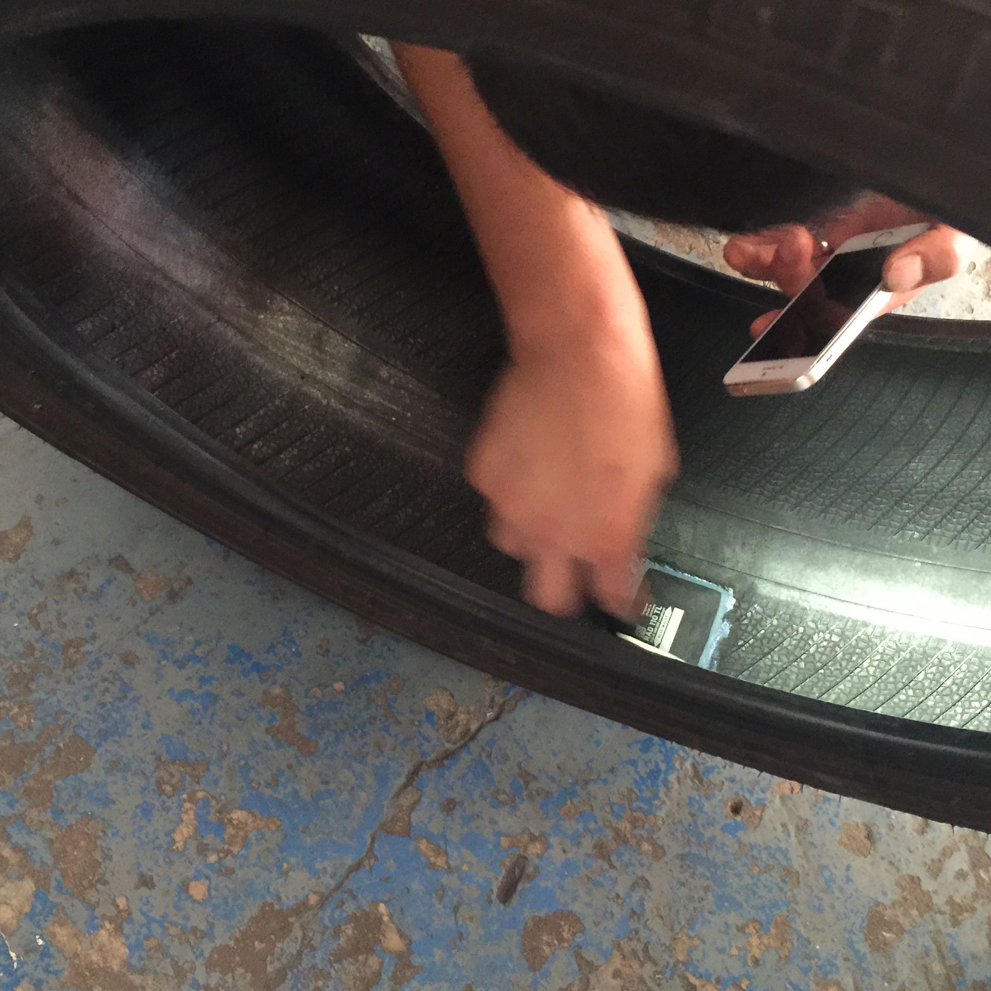 倒霉轮胎扎钉子,倒霉汽车轮胎被扎