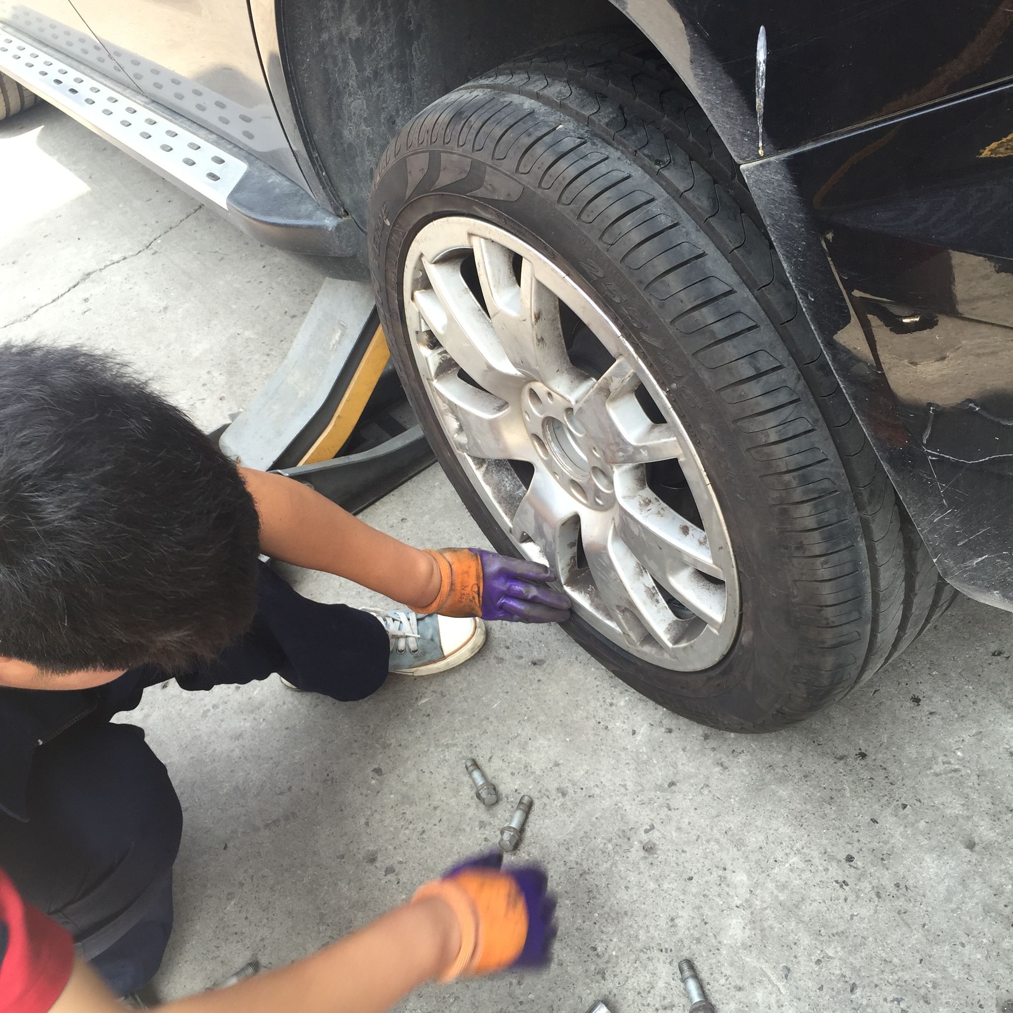 倒霉轮胎扎钉子,倒霉汽车轮胎被扎