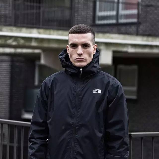 打个屁伞,真·青年就该披上雨衣起来嗨|潮物草坪