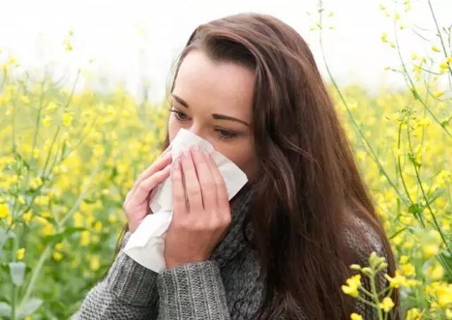 螃蟹过敏呕吐症状怎么处理,突然头晕呕吐皮肤过敏怎么回事