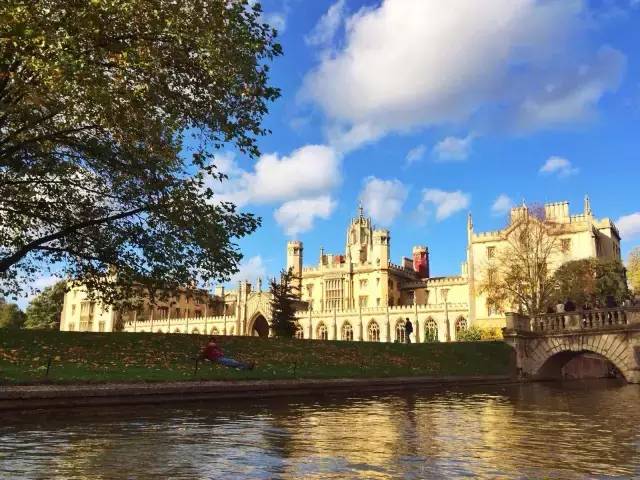 小编写完这条微信就请假去英国了，老板，这是我离英国最近的时刻