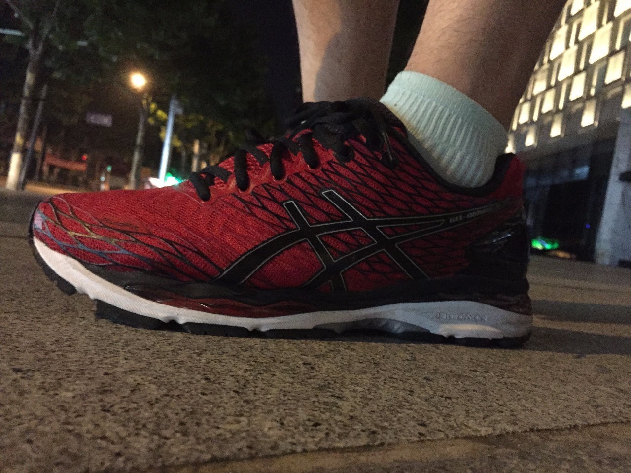 夏季跑步需注意:看尿液颜色分辨是否中暑。(附ASICSGEL–NIMBUS18测评2篇)