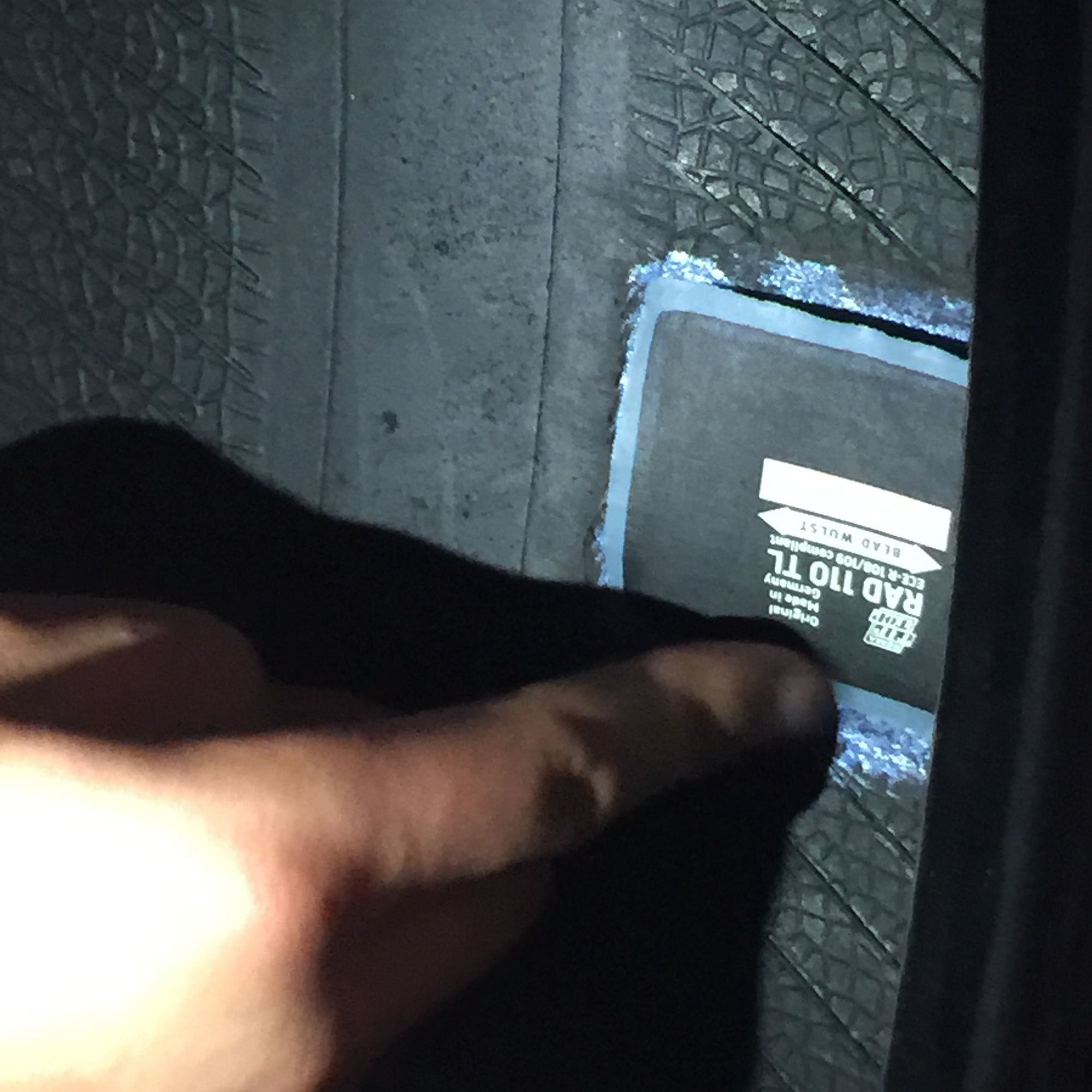 倒霉轮胎扎钉子,倒霉汽车轮胎被扎