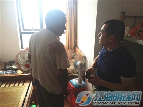 南通中港城八旬老太悬在窗外邻居们齐心协力将其救下