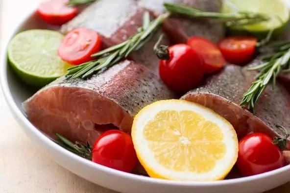 淡水三文鱼和虹鳟鱼的区别,三文鱼和淡水虹鳟的区别