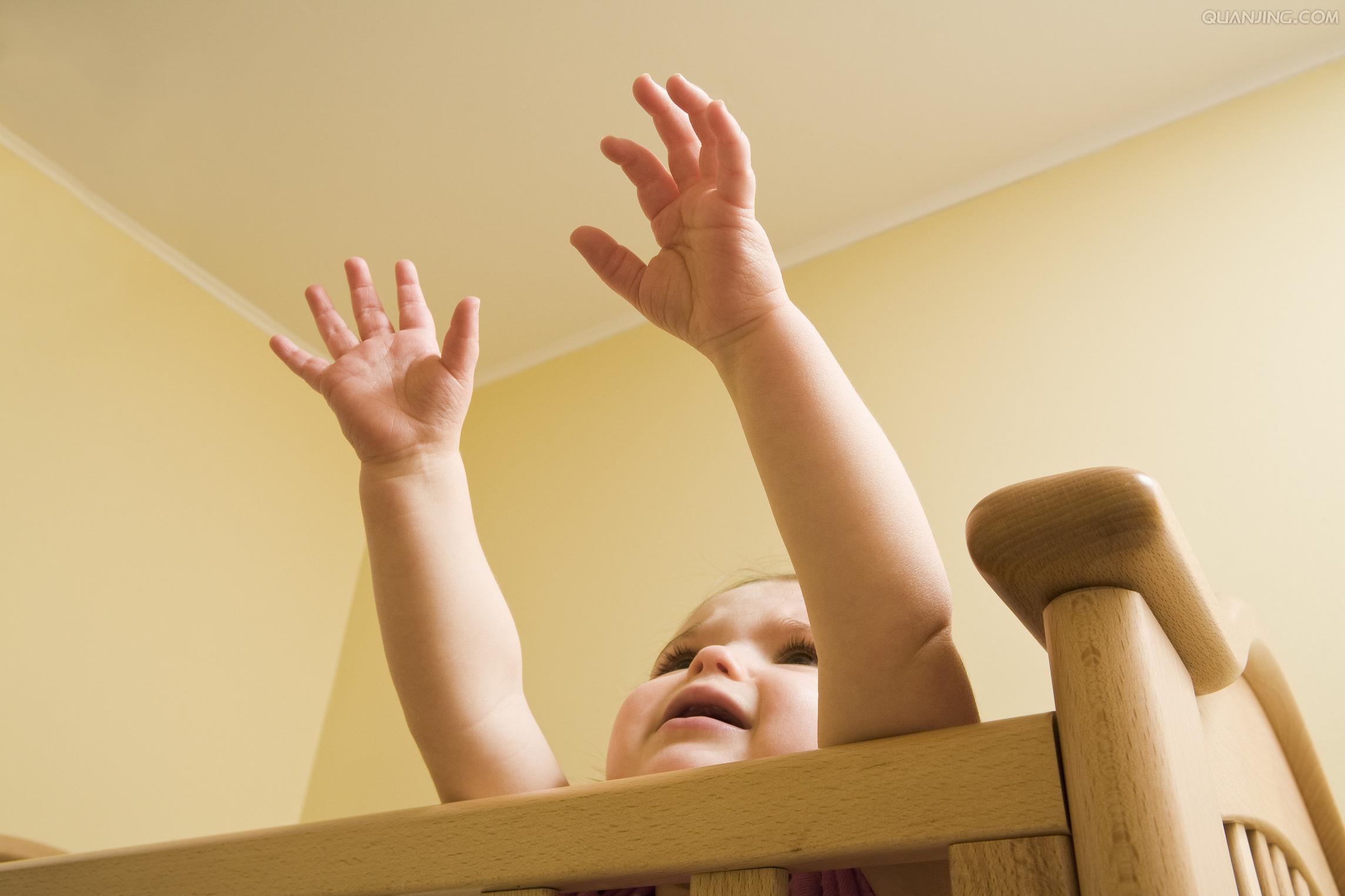 孩子从床上跌落要观察多久,孩子不慎从床上跌落