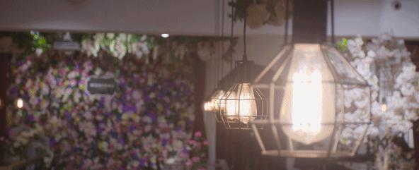 这位当过服装设计师的餐厅老板,搬了一座巴黎花园到餐厅,女孩们