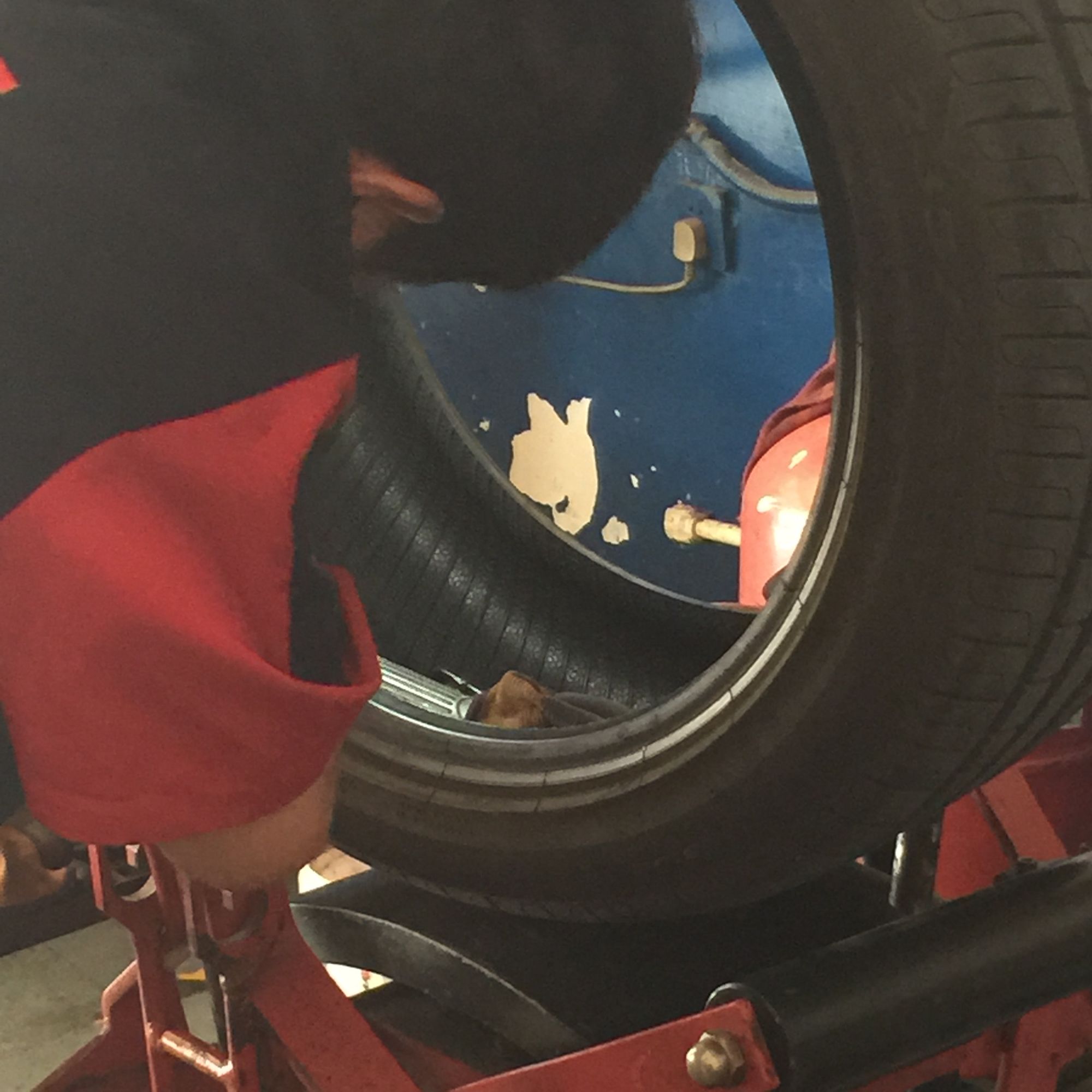 倒霉轮胎扎钉子,倒霉汽车轮胎被扎