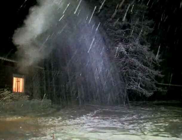 中国最冷小镇呼中上演泼水成冰秀,最冷内蒙古泼水成冰一个字就是美