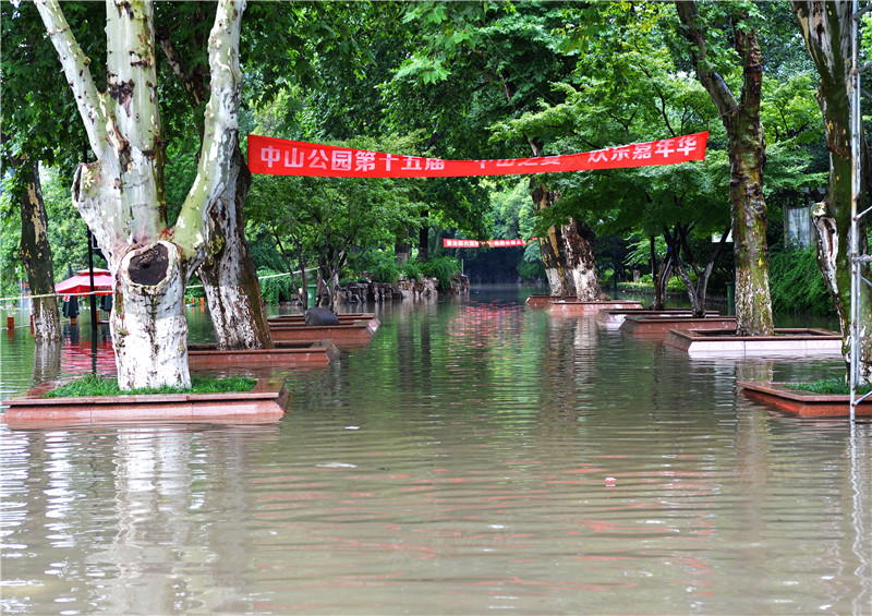 读图|沙袋筑防、架设人行栈桥...我们在这里与水抗争