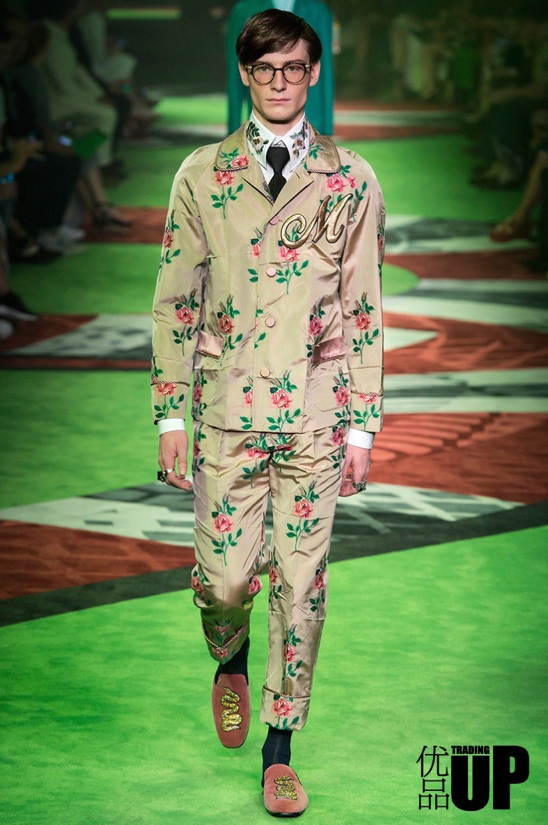 是时候该羡慕一下男士风尚传统了,毕竟绅士们连领带都可以定制