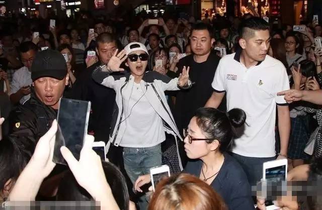 一言不合就堵厕所，小鲜肉你们得带多少保镖才能隔开痴女？！