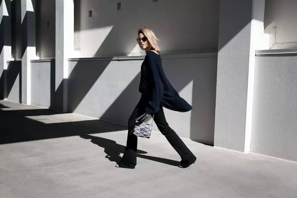 为什么我们穿很多衣服都不奇怪,为什么我们天天都要穿红色的衣服