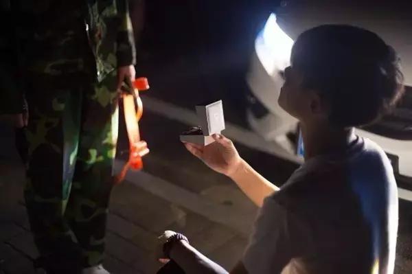 90后霸道总裁闯入军训！开跑车进校园“求婚”大一女友！