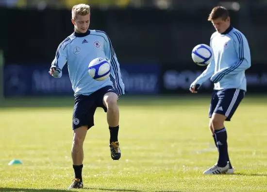 踢球的人能有什么坏心思呢,踢球不只是踢球还有人情世故