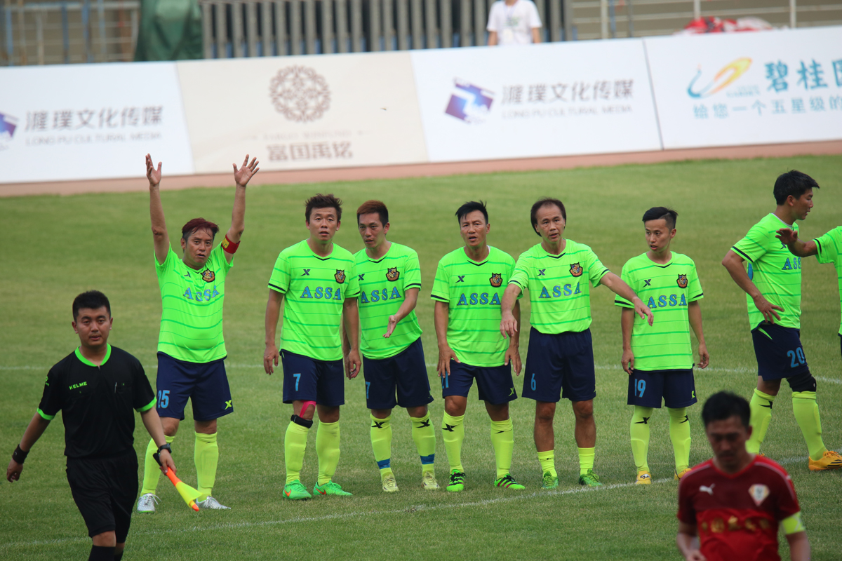 香港明星足球队中山公益赛,香港明星足球队谭咏麟表演视频