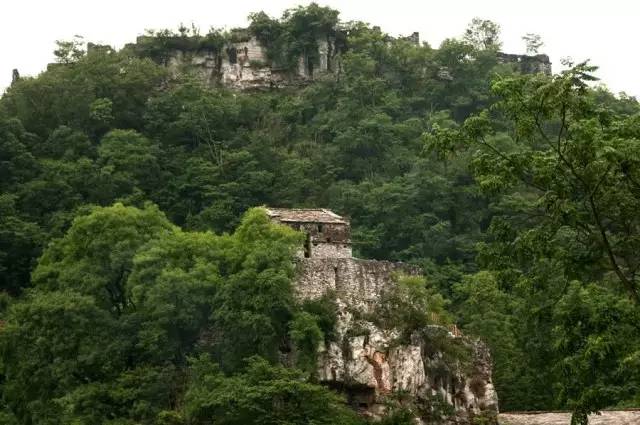 世界上最大的黄果树瀑布在哪里 (黄果树瀑布是不是亚洲第一大瀑布)