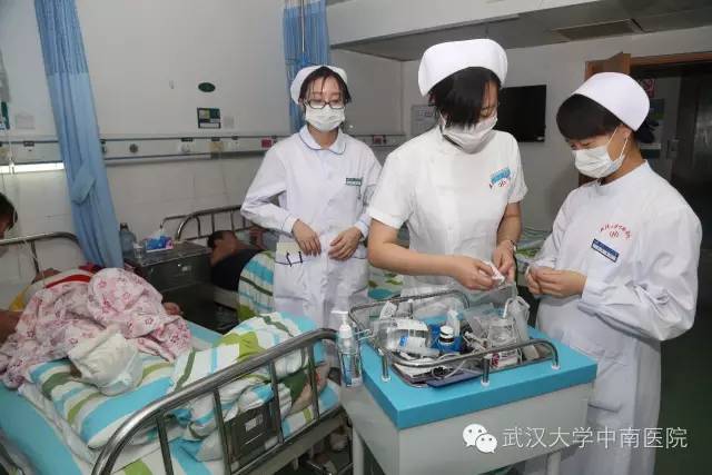 致敬暴雨时守护我们的人,致敬在暴雨中的坚守