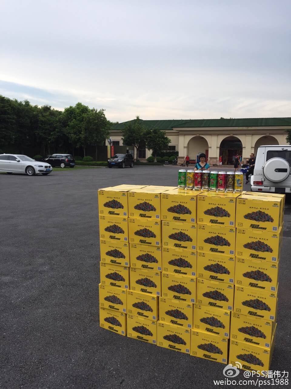 燕京啤酒给斯科拉里送酒，网友直言“经过郭领队允许了吗？”