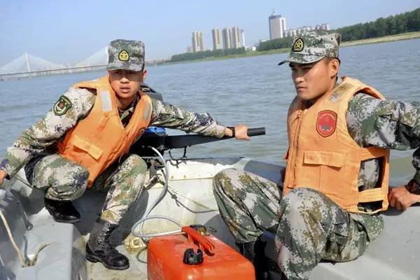 “神勇”冲锋舟：洪峰中架起生命的桥梁