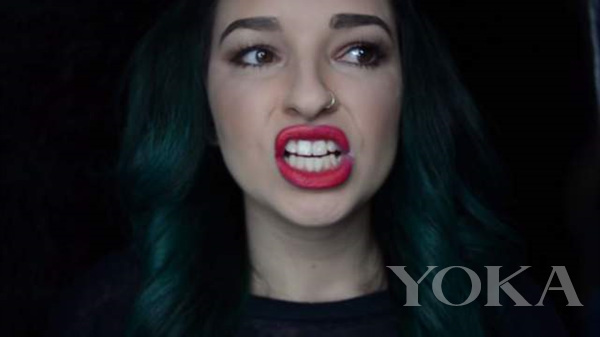 1星期千万收视:在嘴唇上涂抹100层唇彩会怎样?