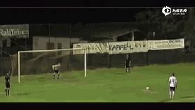 进球庆祝抓草皮吃被红牌罚下,庆祝进球之后被队友打