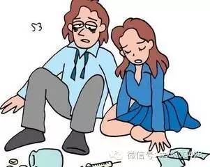 男子酒驾街头横冲直撞,男子酒驾撞车后又喝一瓶