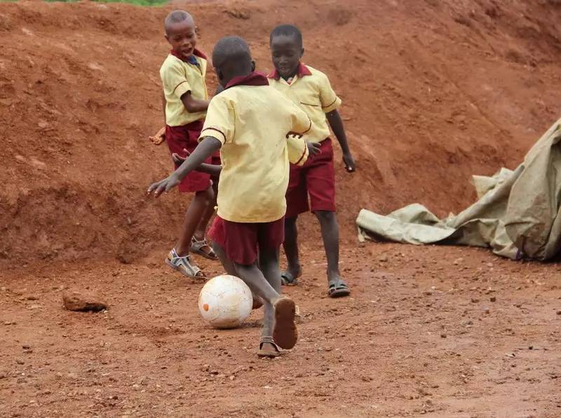 这款足球让数万非洲的贫困人民用上了免费的电。