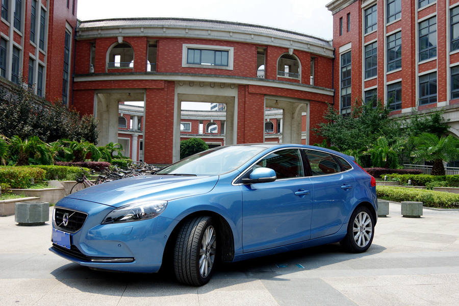 污！美女设计师竟然最喜欢V40的那个部位！