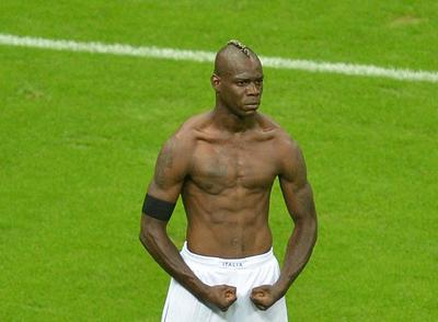 足坛球星腹肌视频,足坛十大有腹肌的人