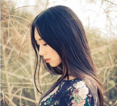 长脸不留刘海适合中分还是偏分,接近中分的偏分八字刘海