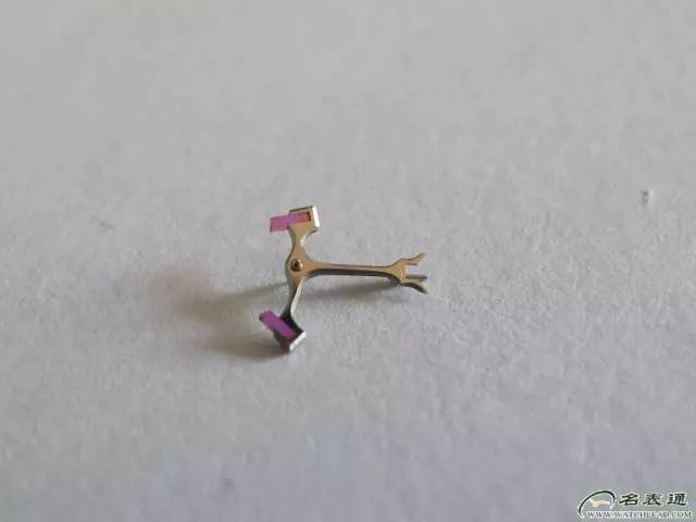 它根本就符合苛刻的日内瓦标准，古董浪琴一个没落的贵族