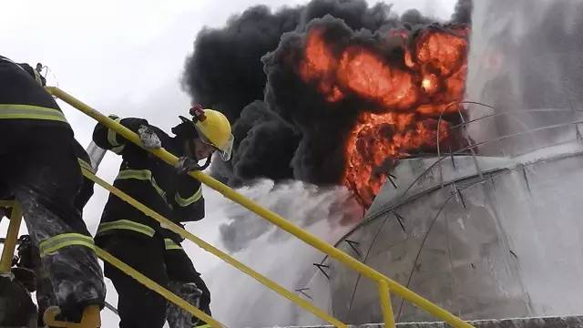 永远背对镜头的“背乐爷”