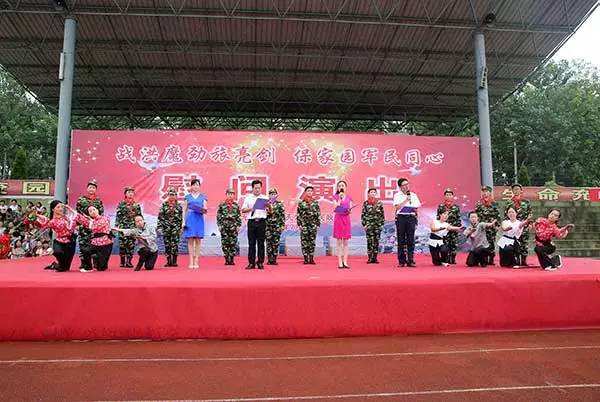 安徽无为百姓给抗洪救灾部队送饭,抗洪结束人民群众欢送感动流泪